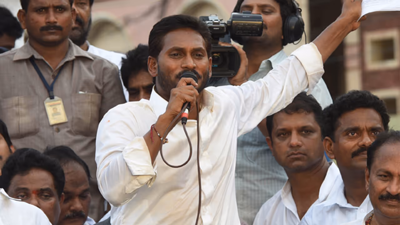 చంద్రబాబు పాలనలో అంతా రివర్స్ గేర్: వైఎస్ జగన్ ధ్వజం చంద్రబాబు పాలనలో అంతా రివర్స్ గేర్: వైఎస్ జగన్ ధ్వజం