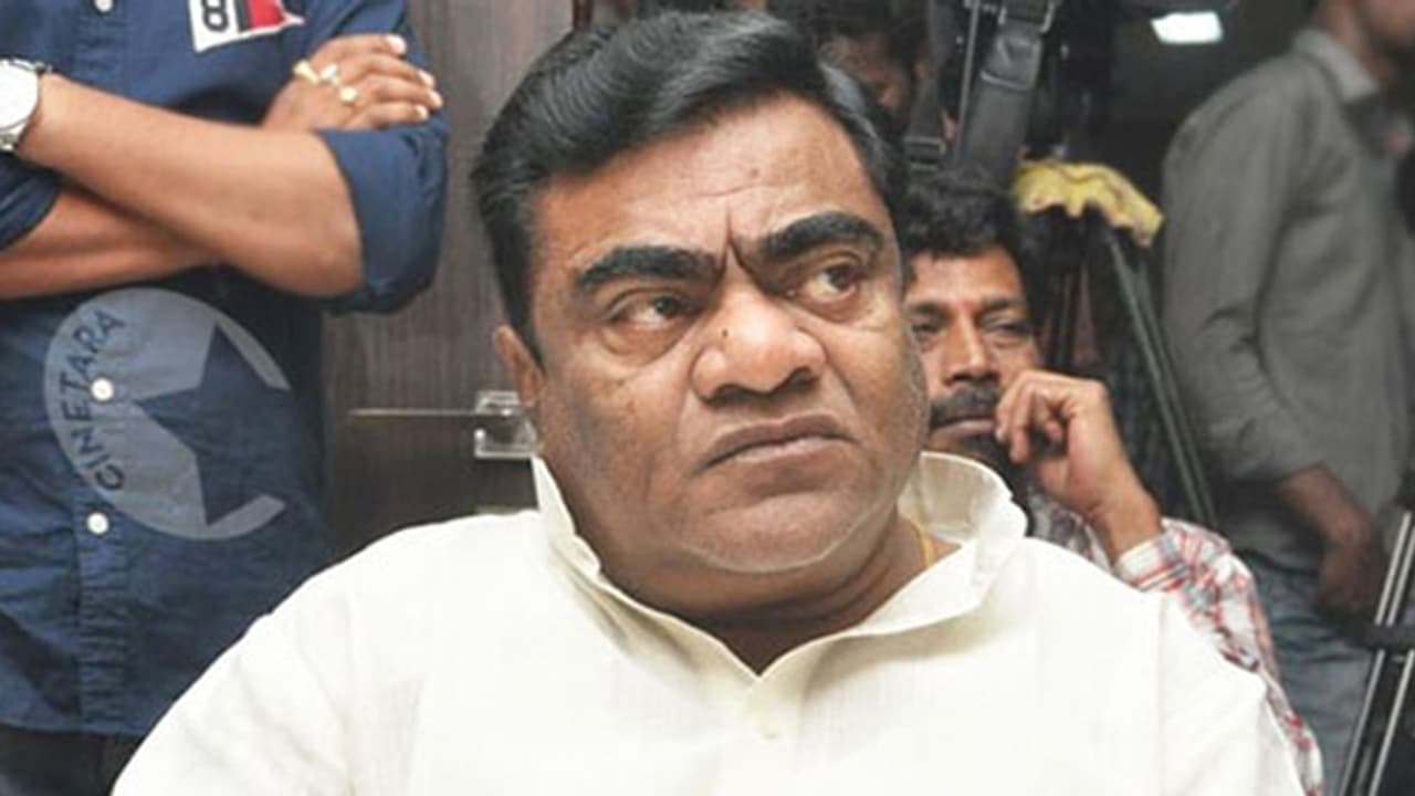  నీవెంత నీ బతుకెంత: కార్యకర్తను దూషించిన మాజీ మంత్రి బాబు మోహన్