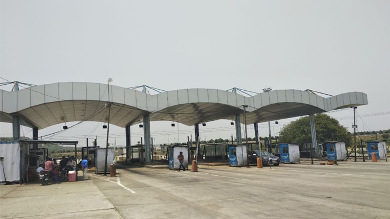 సిల్లీ రీజన్ తో ఔటర్ టోల్ సిబ్బంది ఉద్యోగాలు పీకేశారు సిల్లీ రీజన్ తో ఔటర్ టోల్ సిబ్బంది ఉద్యోగాలు పీకేశారు