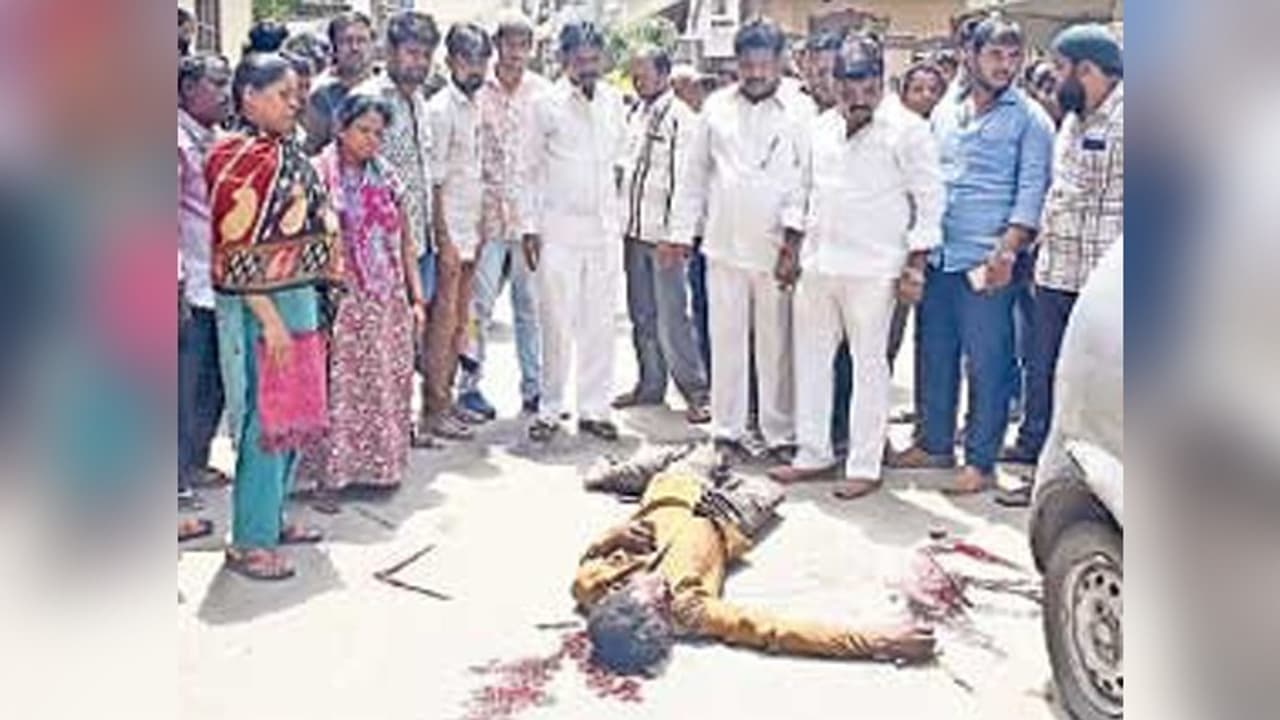 వంద రూపాయల కోసం గొడవ: ఓ వ్యక్తి దారుణ హత్య వంద రూపాయల కోసం గొడవ: ఓ వ్యక్తి దారుణ హత్య