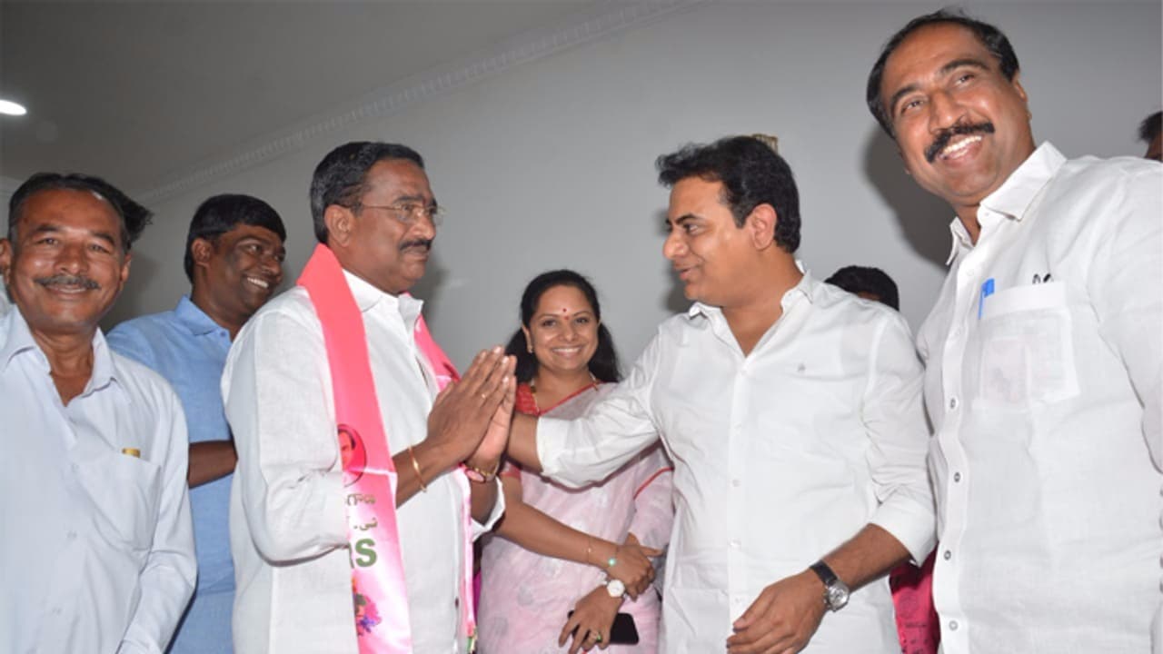 టిఆర్ఎస్ లో చేరిన టిడిపి రమణ ముఖ్య అనుచరుడు టిఆర్ఎస్ లో చేరిన టిడిపి రమణ ముఖ్య అనుచరుడు