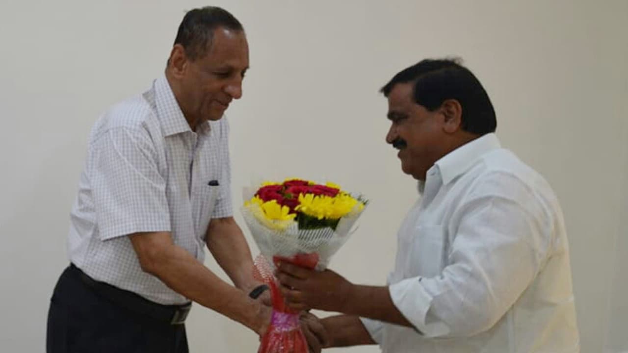 అనంతగిరి కొండల్లో గవర్నర్ నర్సింహన్ దంపతులు అనంతగిరి కొండల్లో గవర్నర్ నర్సింహన్ దంపతులు