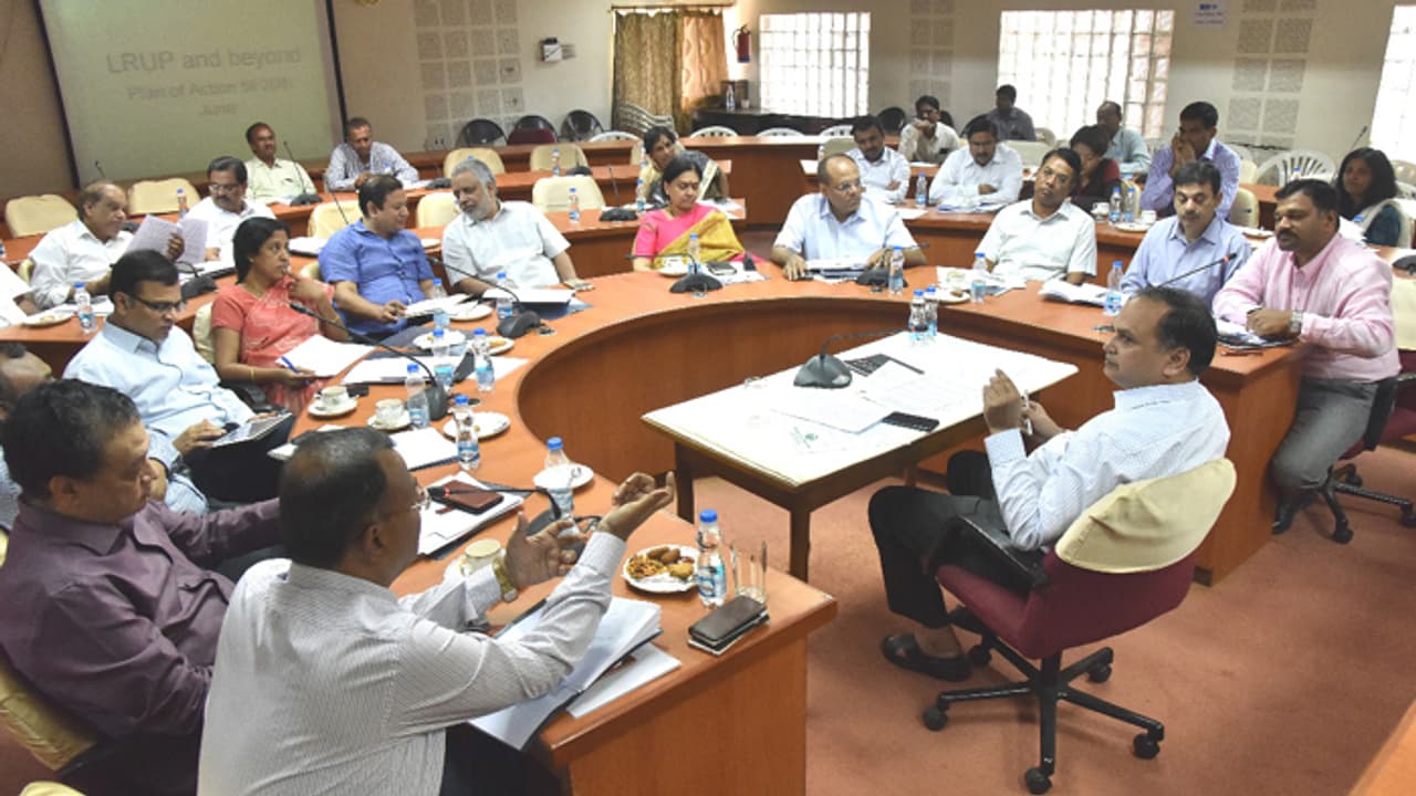 రైతుబంధు తప్పులపై సర్కారు సమీక్ష రైతుబంధు తప్పులపై సర్కారు సమీక్ష