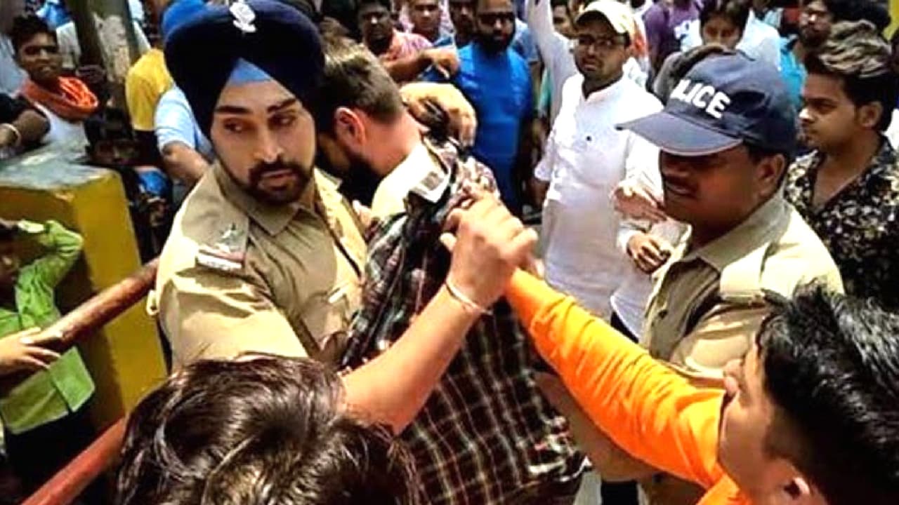 ಉದ್ರಿಕ್ತರಿಂದ ಮುಸ್ಲಿಂ ಯುವಕನನ್ನು ರಕ್ಷಿಸಿದ ಸಿಖ್ ಅಧಿಕಾರಿ ಉದ್ರಿಕ್ತರಿಂದ ಮುಸ್ಲಿಂ ಯುವಕನನ್ನು ರಕ್ಷಿಸಿದ ಸಿಖ್ ಅಧಿಕಾರಿ