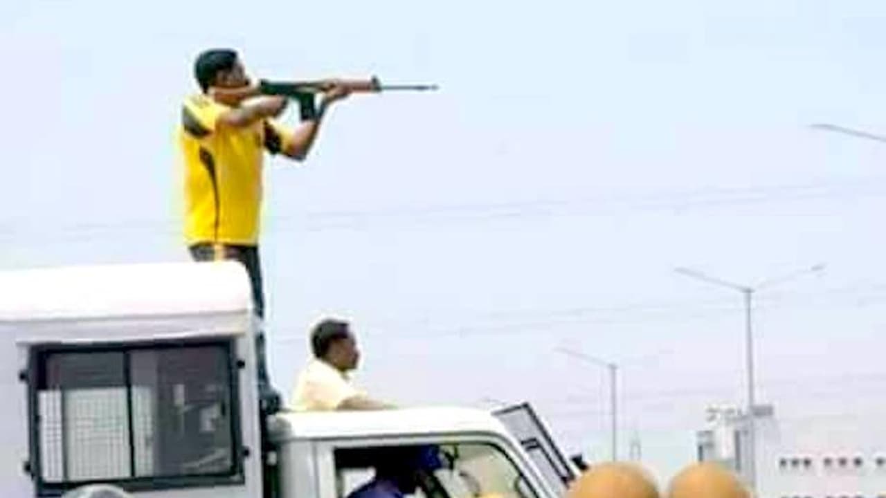 ಸಿವಿಲ್ ಡ್ರೆಸ್’ನಲ್ಲಿ ಗುಂಡು ಹಾರಿಸಿದವರು ಗುಪ್ತಚರರು..! ಸಿವಿಲ್ ಡ್ರೆಸ್’ನಲ್ಲಿ ಗುಂಡು ಹಾರಿಸಿದವರು ಗುಪ್ತಚರರು..!