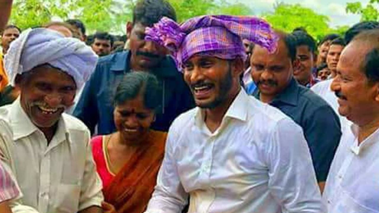 రాజీనామాల ఆమోదంతో జగన్ కు క్రెడిట్: టీడీపిలో ఉలికిపాటు రాజీనామాల ఆమోదంతో జగన్ కు క్రెడిట్: టీడీపిలో ఉలికిపాటు