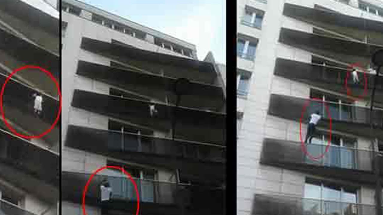 బిల్డింగ్ పై నుండి పడిపోబోతున్న చిన్నారిని కాపాడిన రియల్ హీరో (వీడియో) బిల్డింగ్ పై నుండి పడిపోబోతున్న చిన్నారిని కాపాడిన రియల్ హీరో (వీడియో)