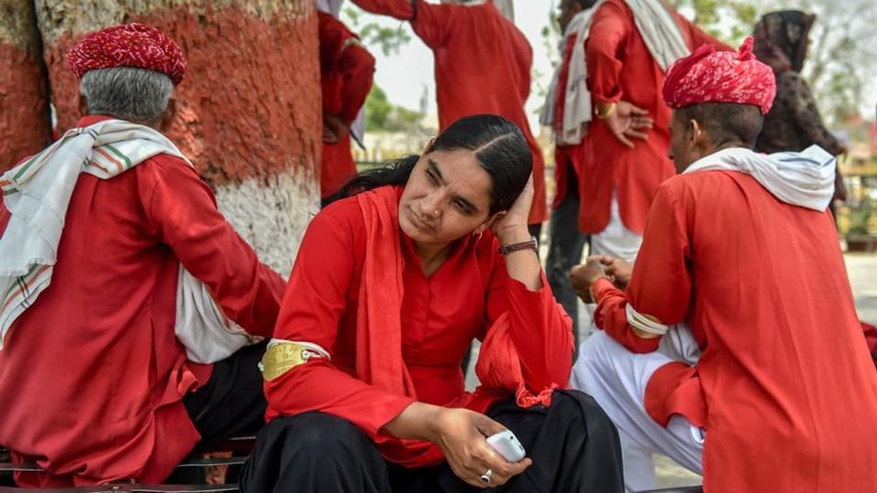 ಸಂಸಾರದ 'ಭಾರ' ಹೊರುತ್ತಿರುವ ಮೊದಲ ಮಹಿಳಾ ಕೂಲಿ ಸಂಸಾರದ 'ಭಾರ' ಹೊರುತ್ತಿರುವ ಮೊದಲ ಮಹಿಳಾ ಕೂಲಿ