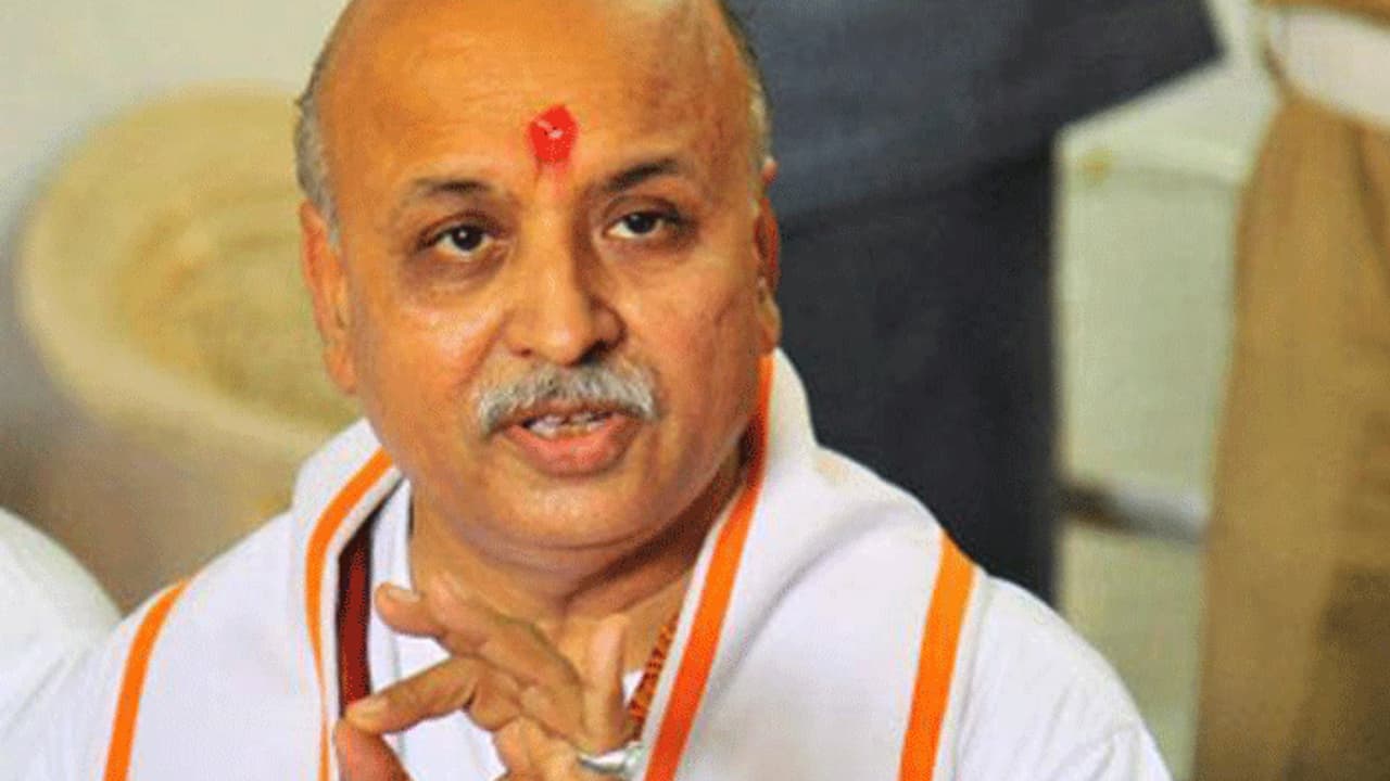 ಮೋದಿಗೆ ಕ್ಲಾಸ್ ತೆಗೆದುಕೊಂಡು ಹೊಸ ಪಕ್ಷ ಘೋಷಿಸಿದ ತೊಗಾಡಿಯಾ ಮೋದಿಗೆ ಕ್ಲಾಸ್ ತೆಗೆದುಕೊಂಡು ಹೊಸ ಪಕ್ಷ ಘೋಷಿಸಿದ ತೊಗಾಡಿಯಾ