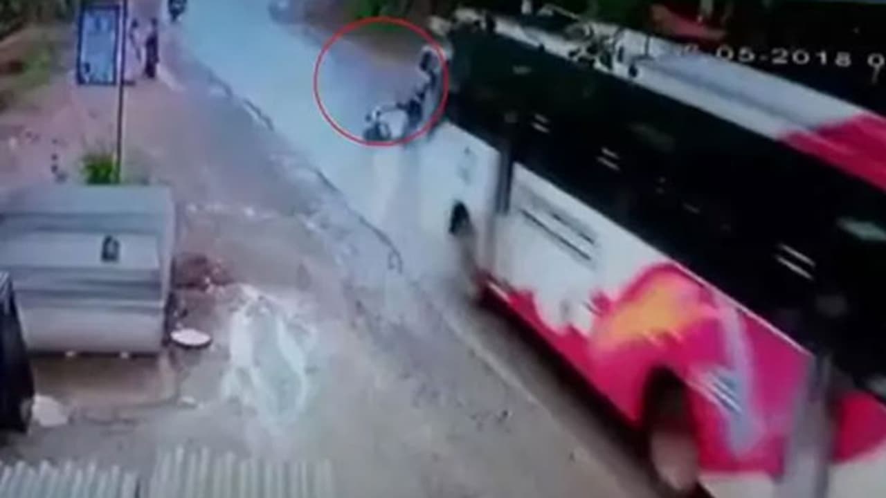 బస్సు కిందకి దూసుకెళ్లిన స్కూటర్ ... వైరల్ (వీడియో) బస్సు కిందకి దూసుకెళ్లిన స్కూటర్ ... వైరల్ (వీడియో)