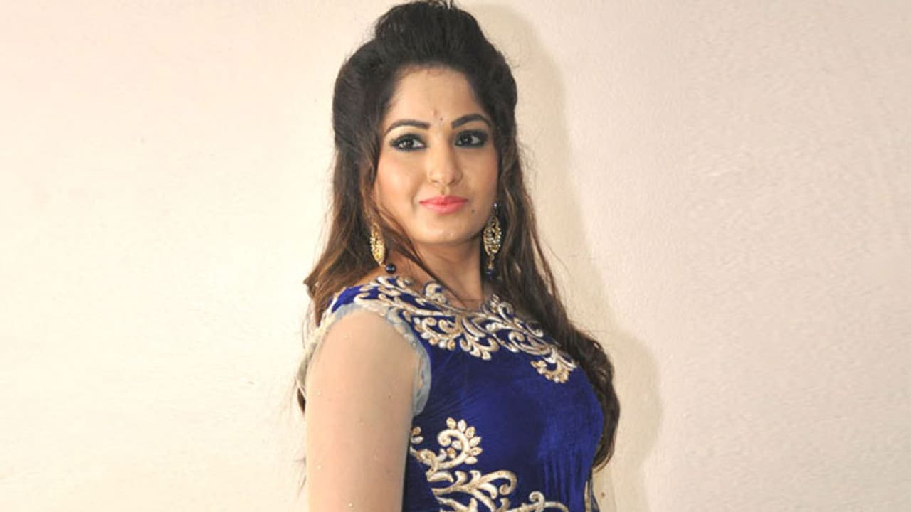 నటి మాధవీలత పోస్ట్ లపై నెటిజన్ల ఆగ్రహం! నటి మాధవీలత పోస్ట్ లపై నెటిజన్ల ఆగ్రహం!