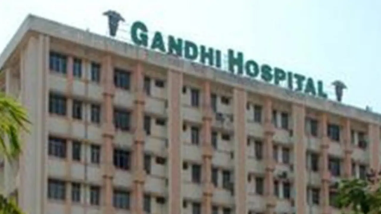 గాంధీలో డాక్టర్లపై దాడిపై విచారణ: సీఎస్, డీజీపీకి హైకోర్టు నోటీసులు గాంధీలో డాక్టర్లపై దాడిపై విచారణ: సీఎస్, డీజీపీకి హైకోర్టు నోటీసులు