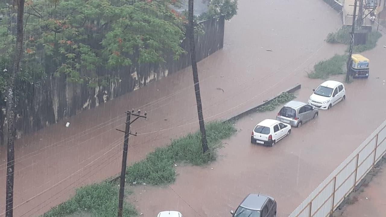 ನಾಳೆಯಿಂದ 4 ದಿನ ಕರಾವಳಿ ಮಲೆನಾಡಿನಲ್ಲಿ ಭಾರಿ ಮಳೆ? ನಾಳೆಯಿಂದ 4 ದಿನ ಕರಾವಳಿ ಮಲೆನಾಡಿನಲ್ಲಿ ಭಾರಿ ಮಳೆ?