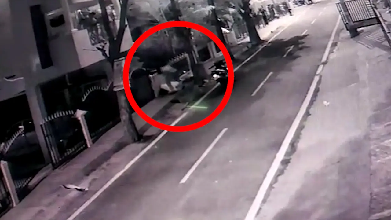 స్నేహితుడి భార్య బట్టలూడదీసిన కిరాతకుడు (వీడియో) స్నేహితుడి భార్య బట్టలూడదీసిన కిరాతకుడు (వీడియో)