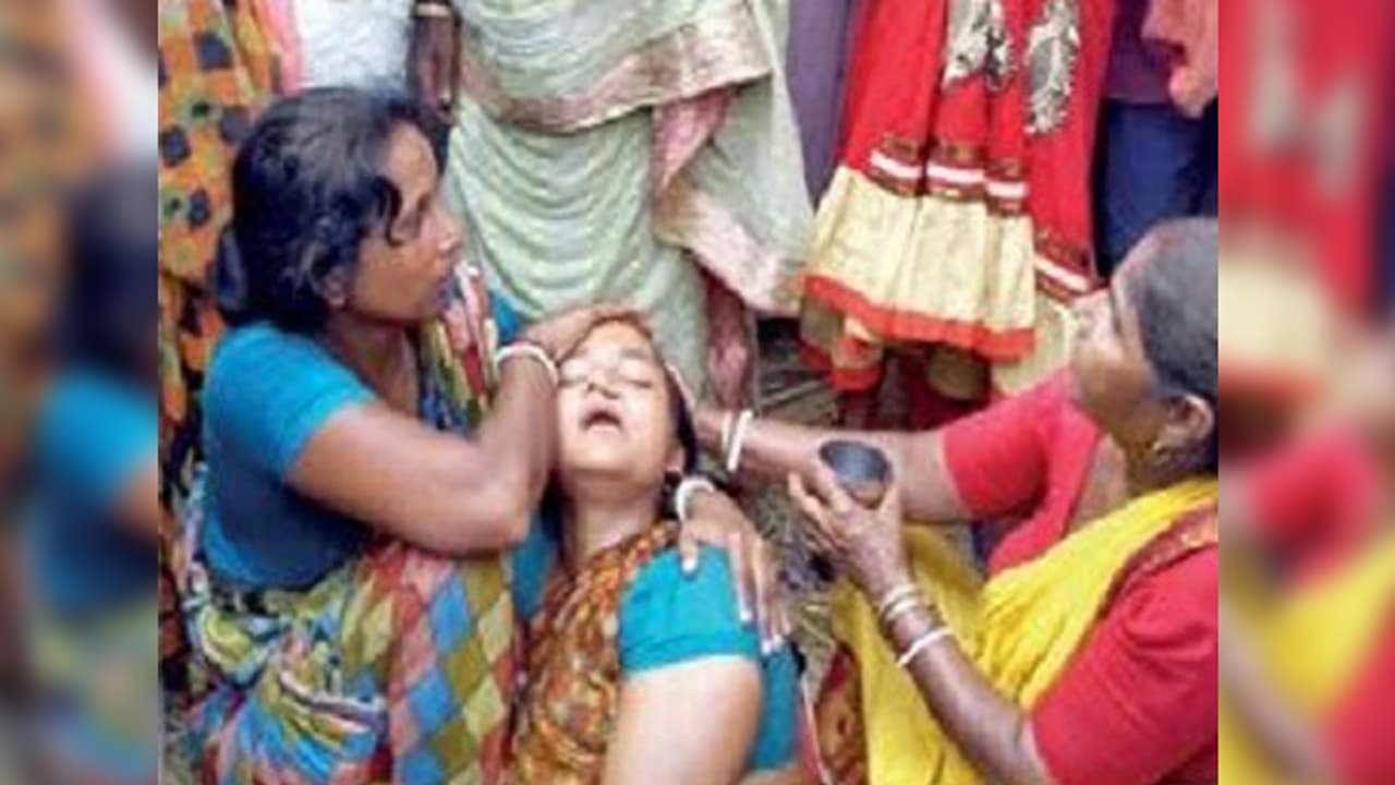 బాలుడితో మహిళ లైంగిక సంబంధం: చూశాడని కొడుకును చంపేసింది బాలుడితో మహిళ లైంగిక సంబంధం: చూశాడని కొడుకును చంపేసింది