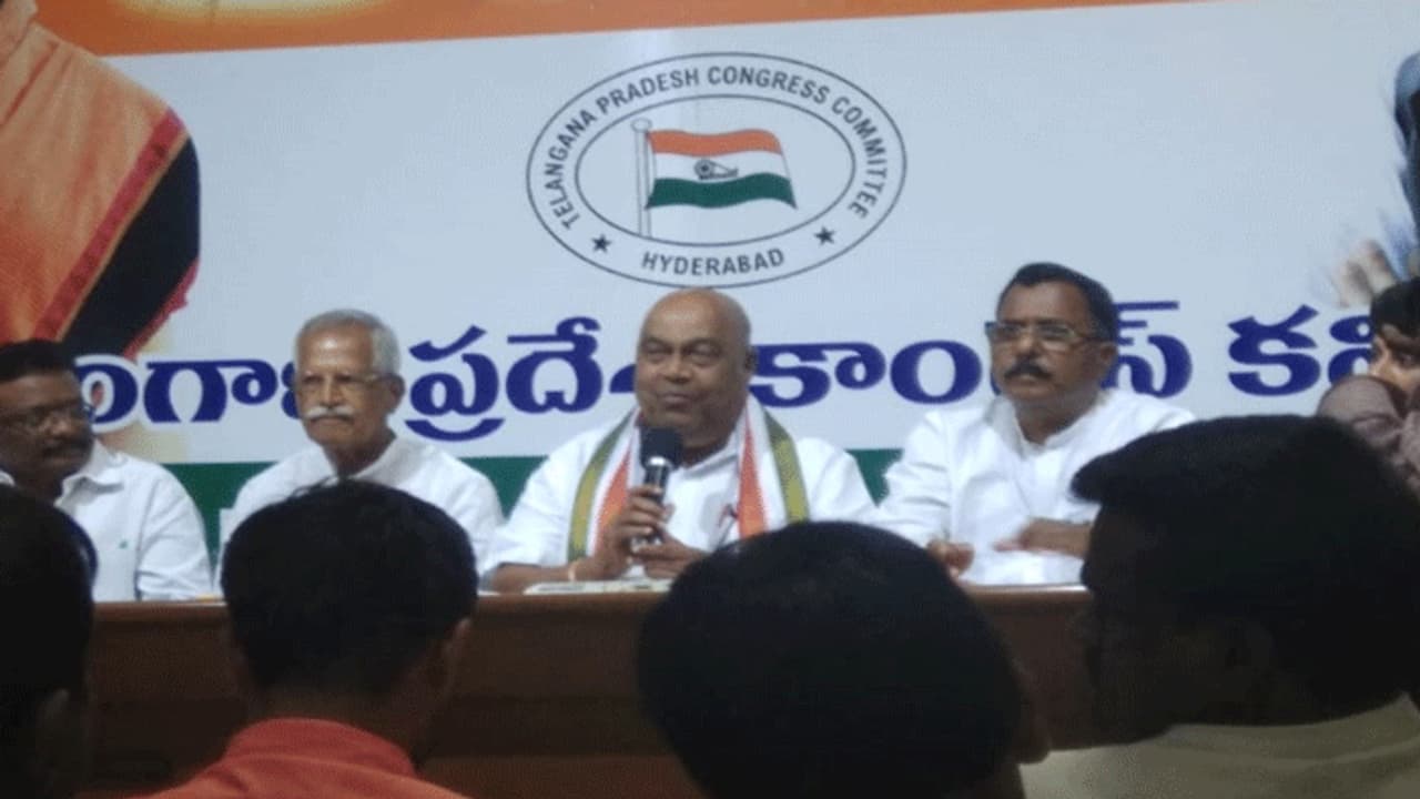 నాగంకు గాంధీభవన్లో షాక్: తొలి రోజునే ఇలా... నాగంకు గాంధీభవన్లో షాక్: తొలి రోజునే ఇలా...