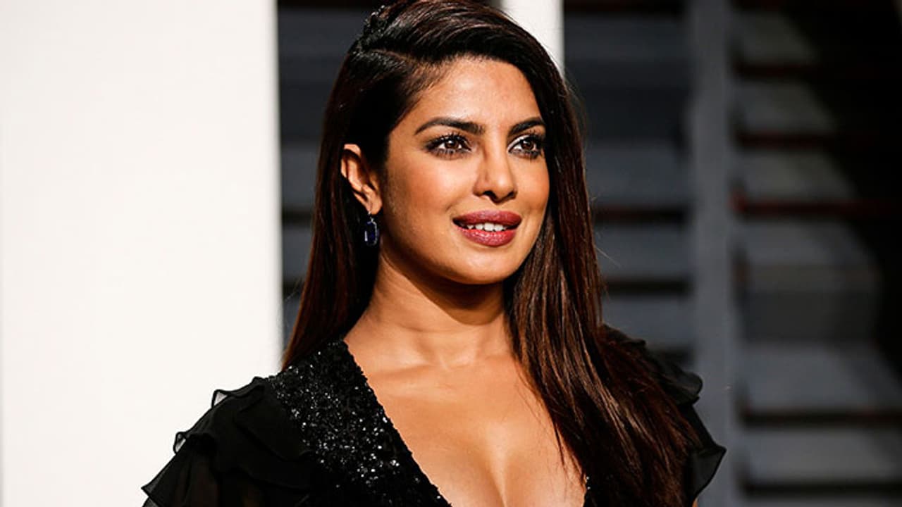 పాతికేళ్ల కుర్రాడితో హీరోయిన్ ప్రేమాయణం! పాతికేళ్ల కుర్రాడితో హీరోయిన్ ప్రేమాయణం!