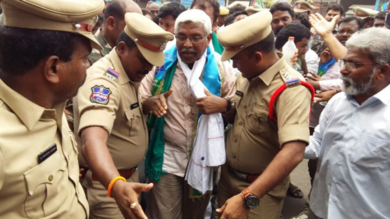 కరీంనగర్ లో కోదండరాం అరెస్ట్ కరీంనగర్ లో కోదండరాం అరెస్ట్