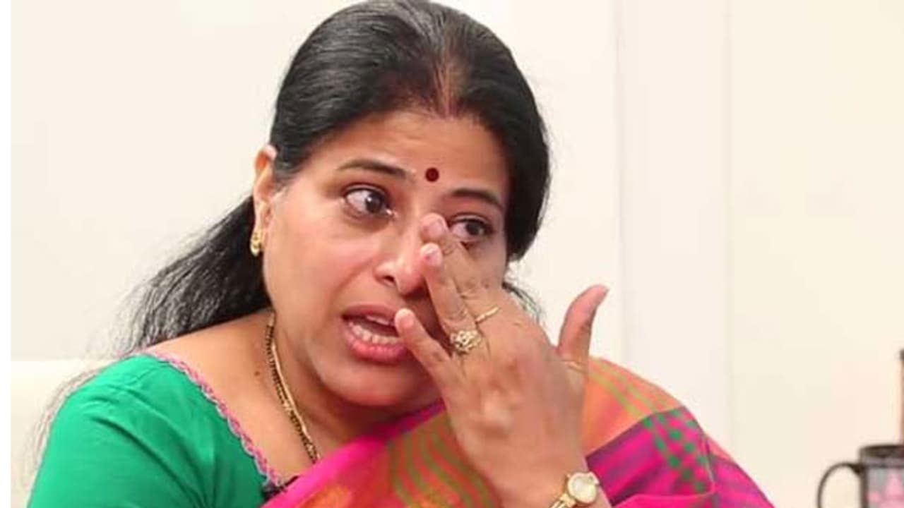 ఆ హీరోని తలచుకొని కంటతడి పెట్టుకుంది! ఆ హీరోని తలచుకొని కంటతడి పెట్టుకుంది!