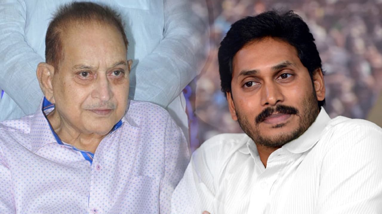 జగనే ముఖ్యమంత్రి, నాకు తెలుసు: సూపర్ స్టార్ కృష్ణ జగనే ముఖ్యమంత్రి, నాకు తెలుసు: సూపర్ స్టార్ కృష్ణ