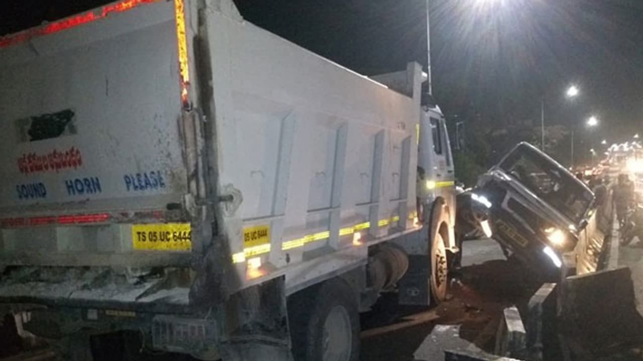 సికింద్రాబాద్ లో లారీ బీభత్సం : అదుపుతప్పి ఐదు కార్లను ఢీకొట్టిన లారీ సికింద్రాబాద్ లో లారీ బీభత్సం : అదుపుతప్పి ఐదు కార్లను ఢీకొట్టిన లారీ