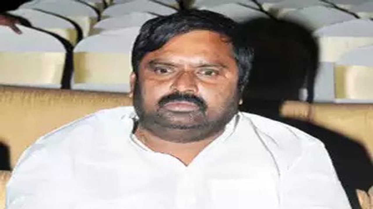 కేసిఆర్ కాంగ్రెస్ నాయకులకు సన్మానం చేయాలి కేసిఆర్ కాంగ్రెస్ నాయకులకు సన్మానం చేయాలి