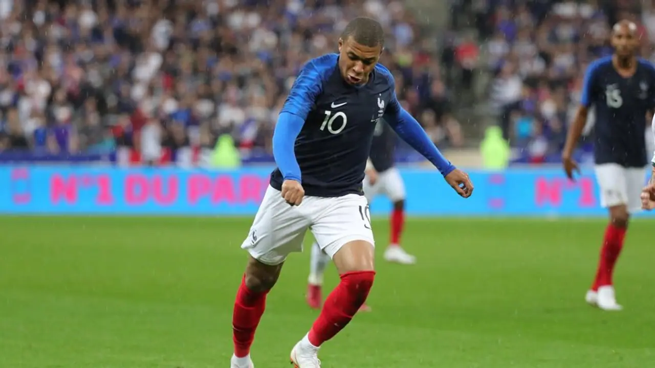 ಫುಟ್ಬಾಲ್ ಅಭಿಮಾನಿಗಳ ಹೃದಯ ಗೆದ್ದ ವಿಶ್ವಕಪ್ ಹೀರೋ ಎಂಬಾಪೆ..! ಫುಟ್ಬಾಲ್ ಅಭಿಮಾನಿಗಳ ಹೃದಯ ಗೆದ್ದ ವಿಶ್ವಕಪ್ ಹೀರೋ ಎಂಬಾಪೆ..!