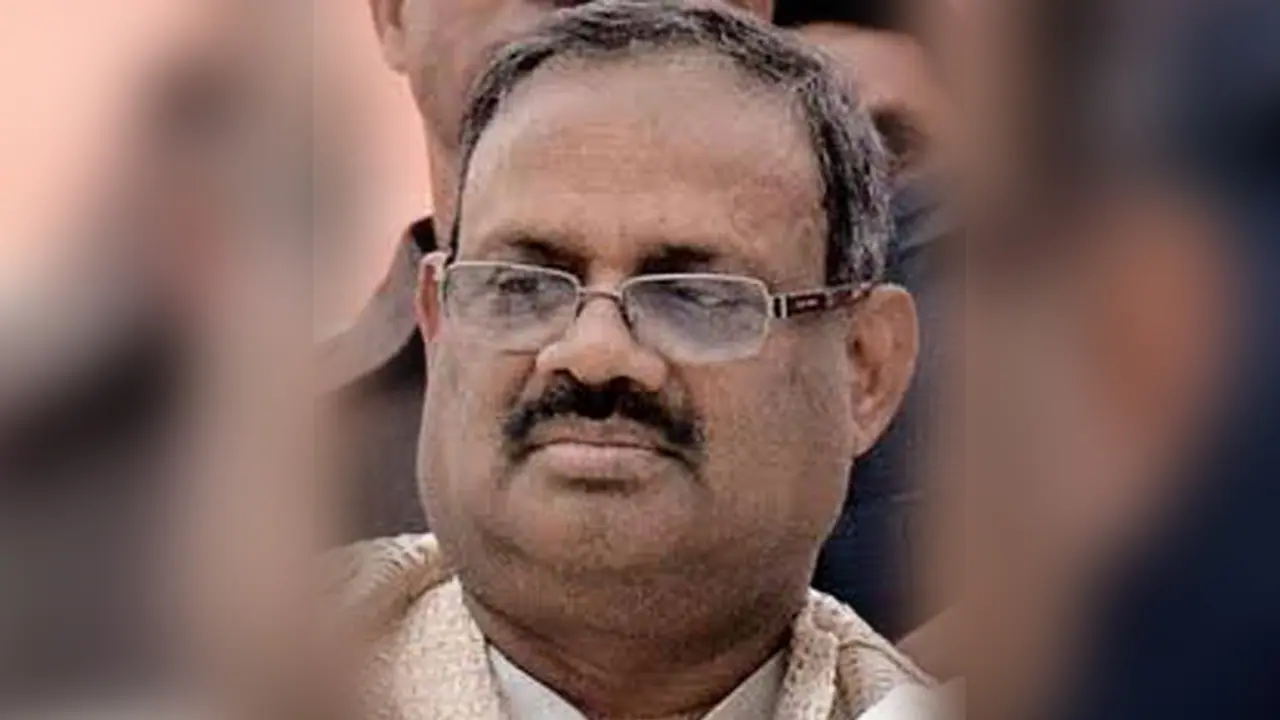 కుంతియా స్థానంలో కొత్త ఇంచార్జీ: టీపీసిసీ రేసులో రేవంత్, శ్రీధర్ బాబు కుంతియా స్థానంలో కొత్త ఇంచార్జీ: టీపీసిసీ రేసులో రేవంత్, శ్రీధర్ బాబు