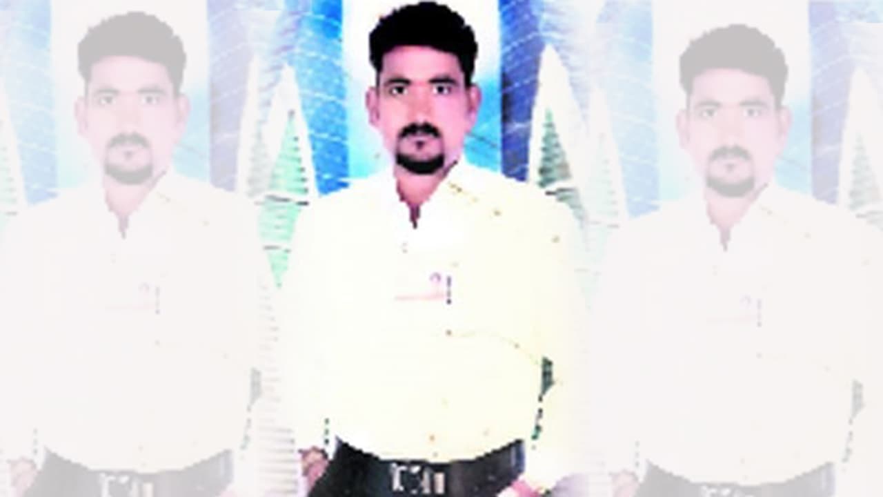 మద్యానికి బానిసైన కొడుకును గొడ్డలితో నరికి చంపిన తండ్రి మద్యానికి బానిసైన కొడుకును గొడ్డలితో నరికి చంపిన తండ్రి