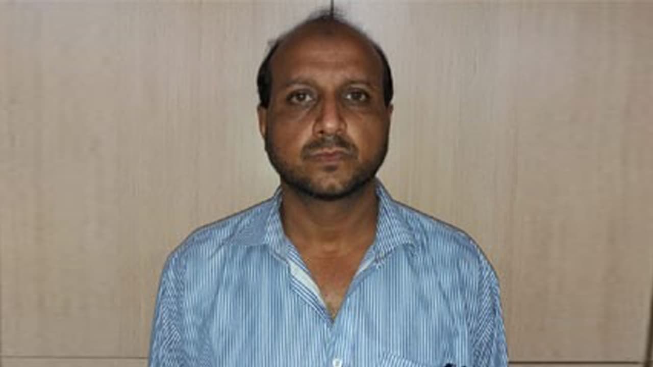 కూతురి అసభ్య ఫోటోలు,వీడియోలను అమ్ముకున్న కసాయి తండ్రి కూతురి అసభ్య ఫోటోలు,వీడియోలను అమ్ముకున్న కసాయి తండ్రి