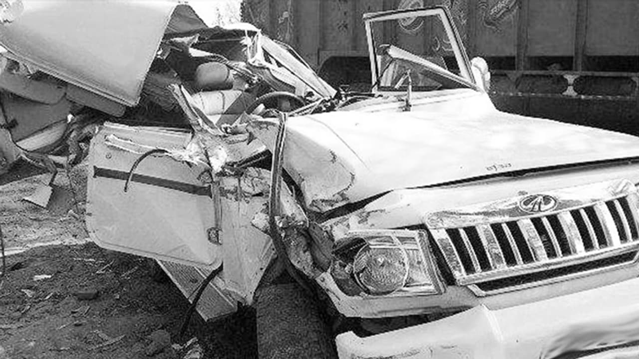 ఆసిఫాబాద్లో వంతెనపై నుండి బోల్తాపడిన బోలేరో: నలుగురి మృతి ఆసిఫాబాద్లో వంతెనపై నుండి బోల్తాపడిన బోలేరో: నలుగురి మృతి