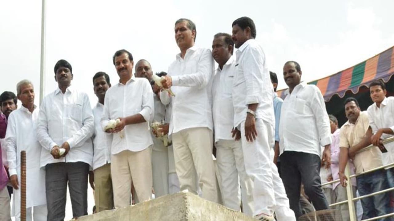 పుట్టిన రోజున దుబ్బాకలో మంత్రి హరీశ్ పర్యటన పుట్టిన రోజున దుబ్బాకలో మంత్రి హరీశ్ పర్యటన