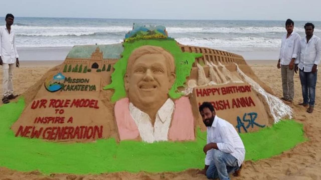 హరీష్ పుట్టిన రోజున సైకత శిల్పం హరీష్ పుట్టిన రోజున సైకత శిల్పం