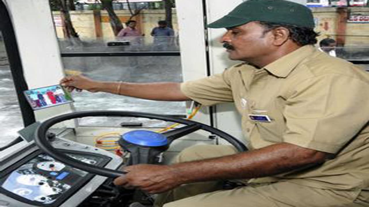 విధుల్లోకి ఆర్టీసీ కార్మికులు.. బస్సులు యధాతథం