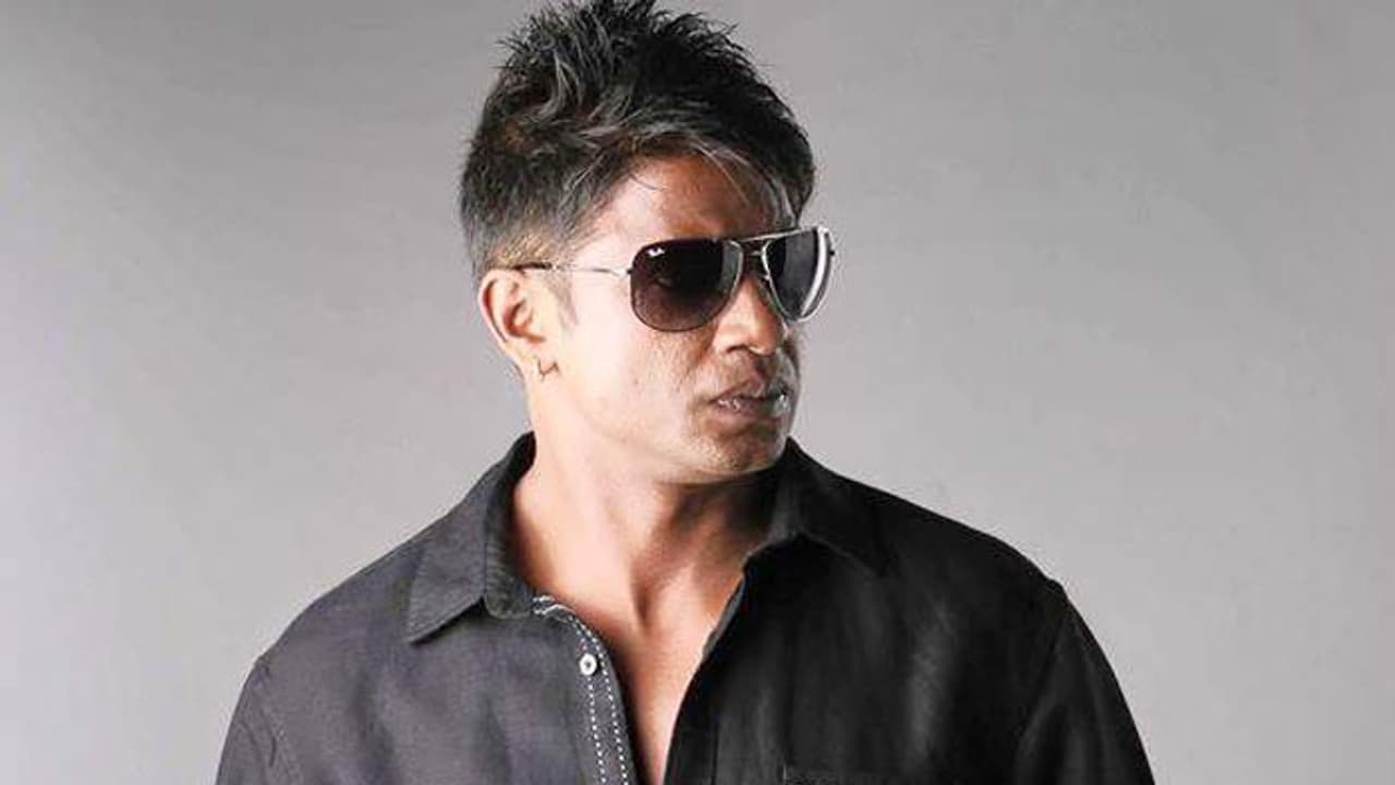 పరారీలో హీరో విజయ్! పరారీలో హీరో విజయ్!