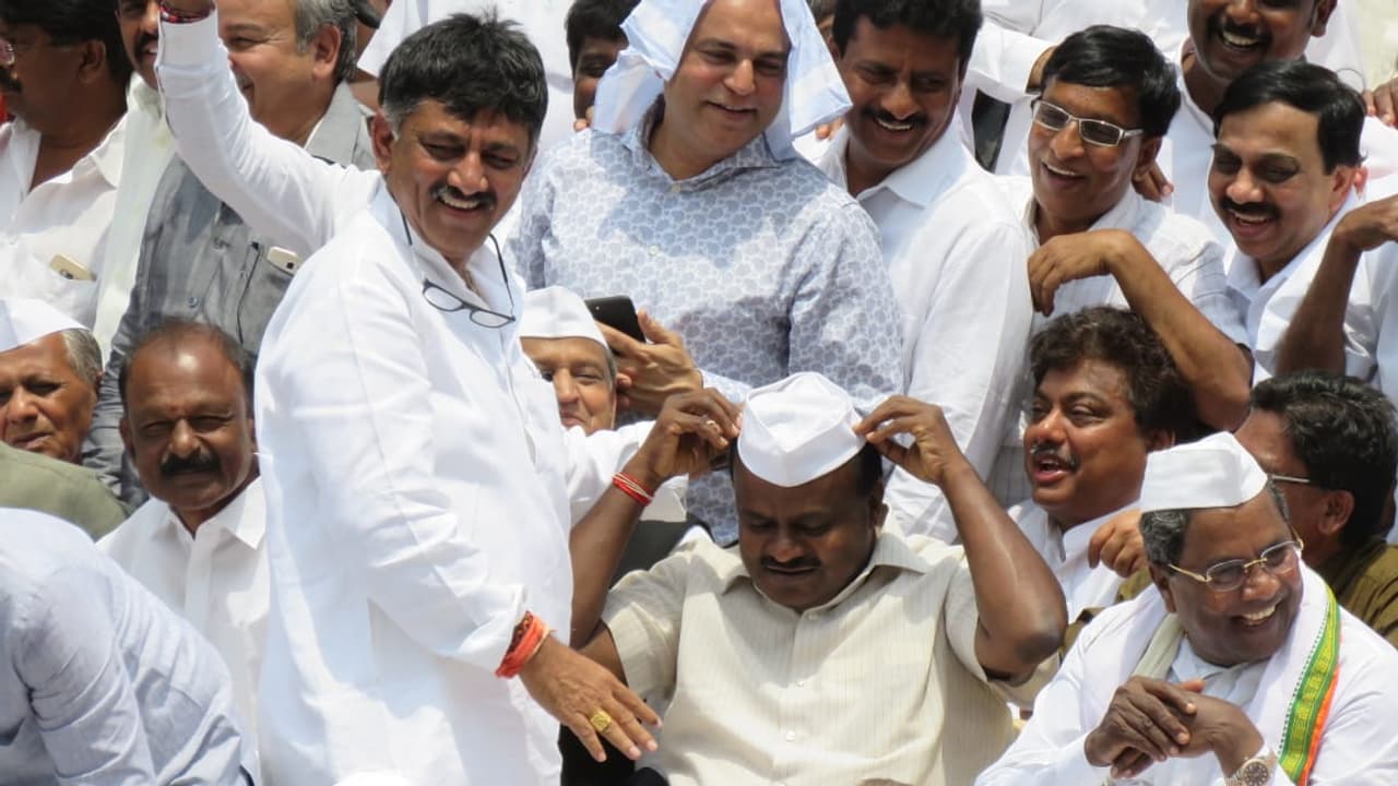 ಡಿಕೆಶಿಗೆ ಕಾಂಗ್ರೆಸ್’ನಲ್ಲಿ ಮಣೆ; ಹಿರಿಯ ನಾಯಕರಿಗೆ ಅಸಮಾಧಾನ ಡಿಕೆಶಿಗೆ ಕಾಂಗ್ರೆಸ್’ನಲ್ಲಿ ಮಣೆ; ಹಿರಿಯ ನಾಯಕರಿಗೆ ಅಸಮಾಧಾನ