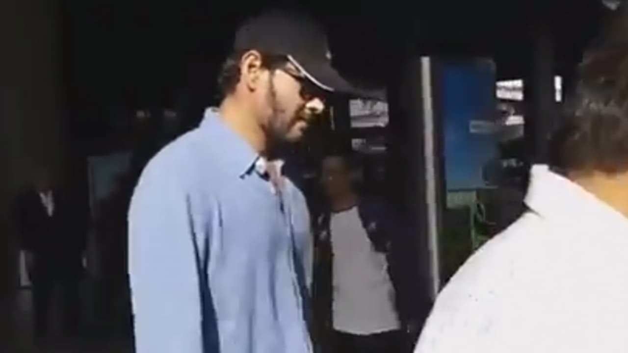 మీసం, గడ్డంతో ఎయిర్ పోర్టులో మహేష్( వీడియో) మీసం, గడ్డంతో ఎయిర్ పోర్టులో మహేష్( వీడియో)