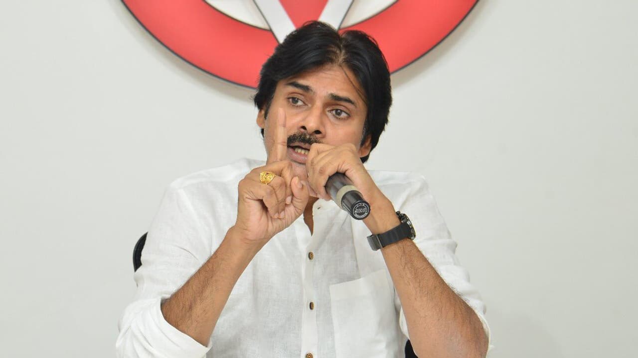 శ్రీవారి ఆభరణాల చోరీ గురించి నాకు ఎప్పుడో తెలుసు, ఐపిఎస్ ఆఫీసర్ చెప్పాడు : పవన్ కళ్యాణ్ శ్రీవారి ఆభరణాల చోరీ గురించి నాకు ఎప్పుడో తెలుసు, ఐపిఎస్ ఆఫీసర్ చెప్పాడు : పవన్ కళ్యాణ్