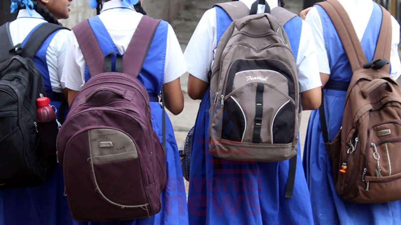 ವಿದ್ಯಾರ್ಥಿಗಳಿಗೆ ಉಚಿತ ಬಸ್ ಪಾಸ್: ಸಿದ್ದರಾಮಯ್ಯ ಘೋಷಣೆಗಿಲ್ಲ ಮಣೆ ವಿದ್ಯಾರ್ಥಿಗಳಿಗೆ ಉಚಿತ ಬಸ್ ಪಾಸ್: ಸಿದ್ದರಾಮಯ್ಯ ಘೋಷಣೆಗಿಲ್ಲ ಮಣೆ