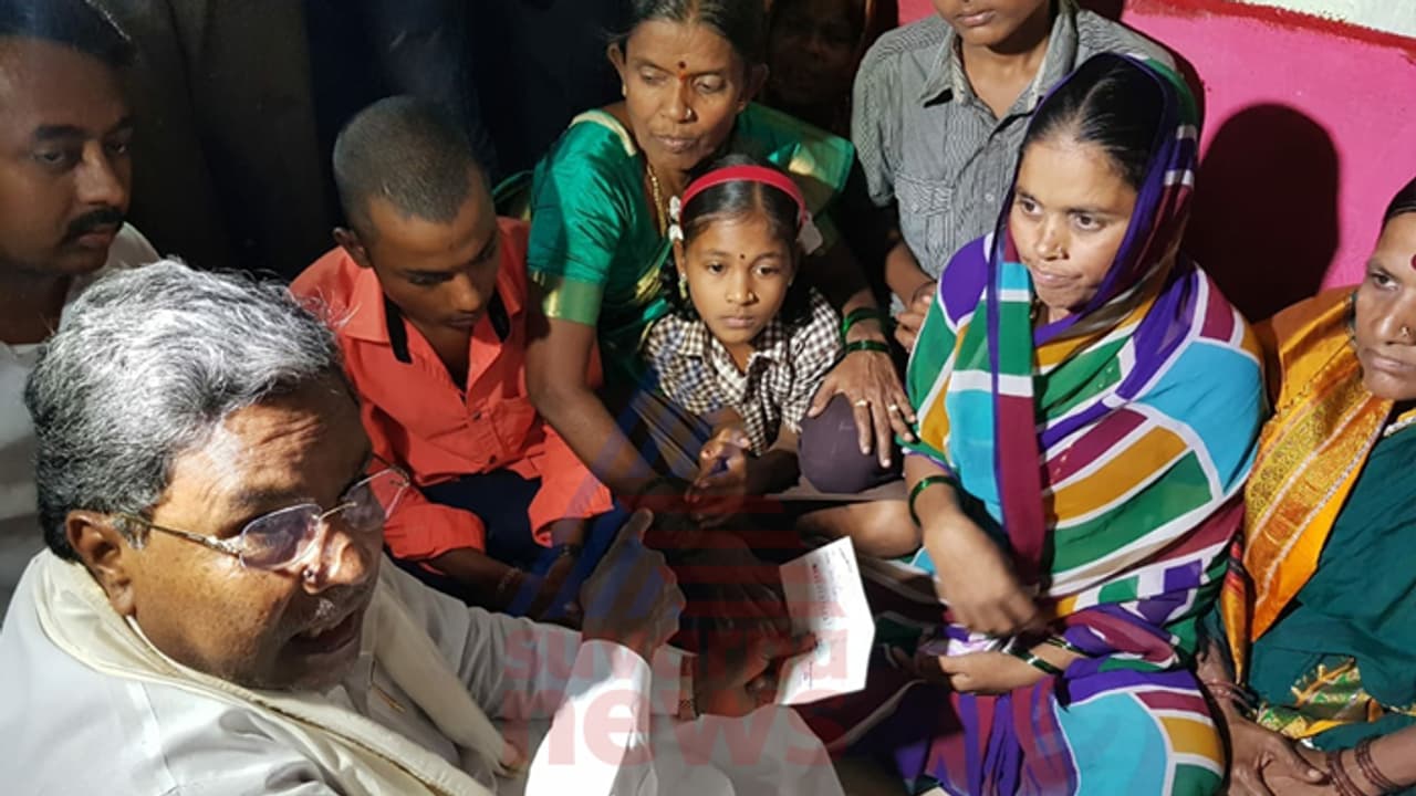 ಮೊದಲ ಬಾದಾಮಿ ಭೇಟಿಯಲ್ಲೇ ಸಿದ್ದರಾಮಯ್ಯಗೆ ತಟ್ಟಿದ ಅಸಮಾಧಾನದ ಬಿಸಿ ಮೊದಲ ಬಾದಾಮಿ ಭೇಟಿಯಲ್ಲೇ ಸಿದ್ದರಾಮಯ್ಯಗೆ ತಟ್ಟಿದ ಅಸಮಾಧಾನದ ಬಿಸಿ