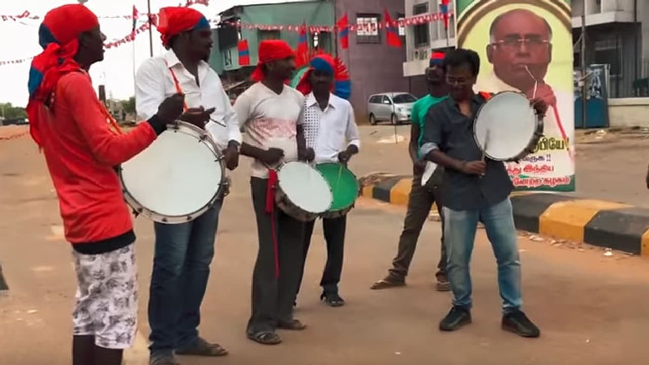 స్టార్ డైరెక్టర్ దరువు మాములుగా లేదుగా(వీడియో) స్టార్ డైరెక్టర్ దరువు మాములుగా లేదుగా(వీడియో)