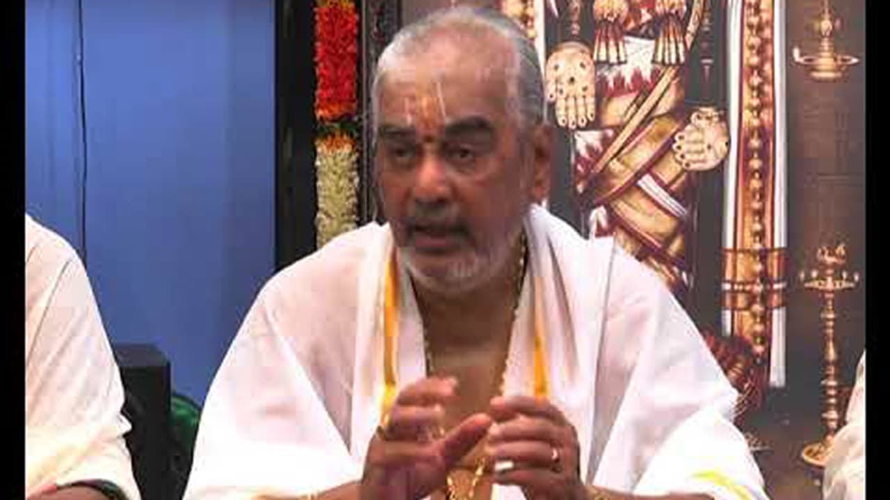 జగన్ ను కలిస్తే తప్పేంటి, బాబు అపాయింట్మెంట్ ఇవ్వలేదు: రమణ దీక్షితులు జగన్ ను కలిస్తే తప్పేంటి, బాబు అపాయింట్మెంట్ ఇవ్వలేదు: రమణ దీక్షితులు