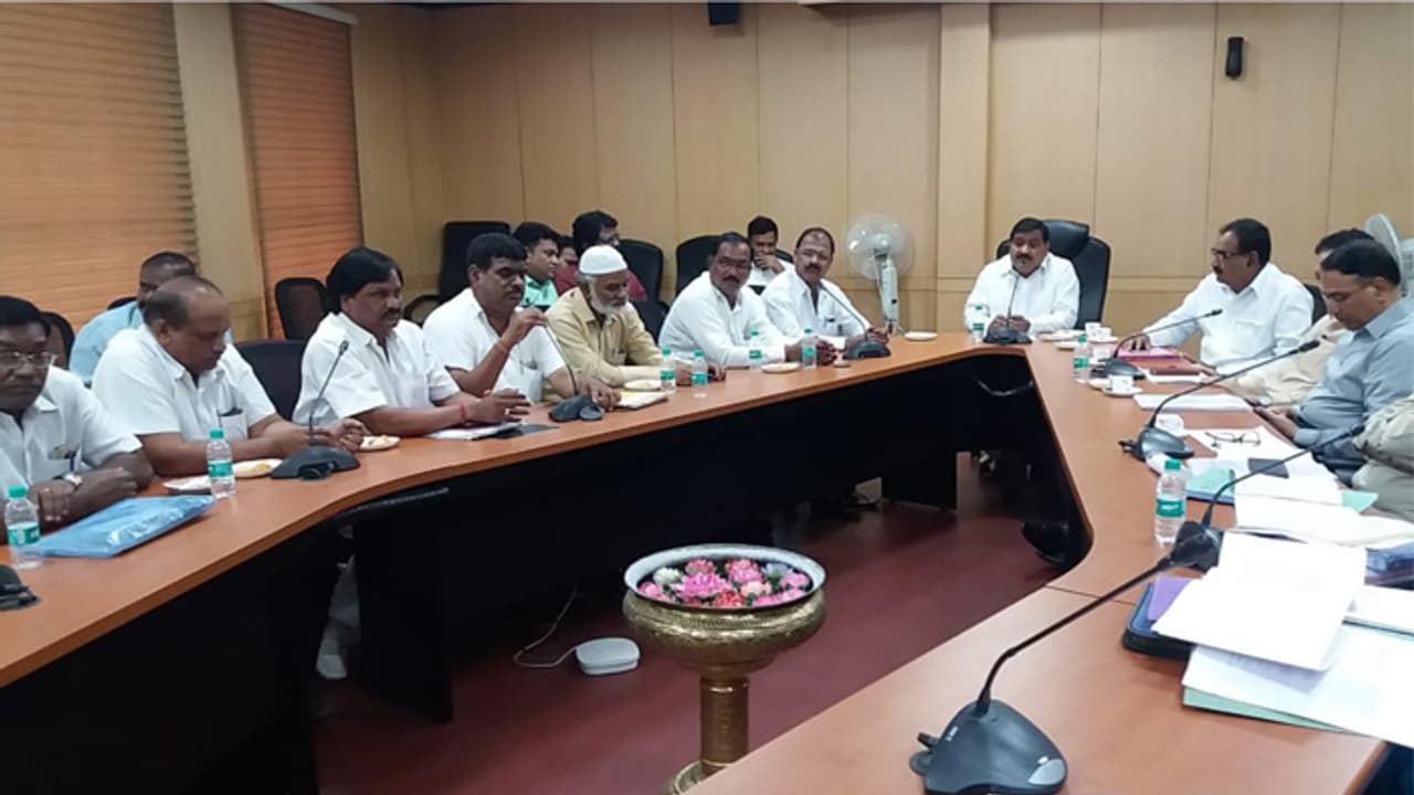 సమ్మె వాయిదా వేయండి : మంత్రి పట్నం బుజ్జగింపులు సమ్మె వాయిదా వేయండి : మంత్రి పట్నం బుజ్జగింపులు