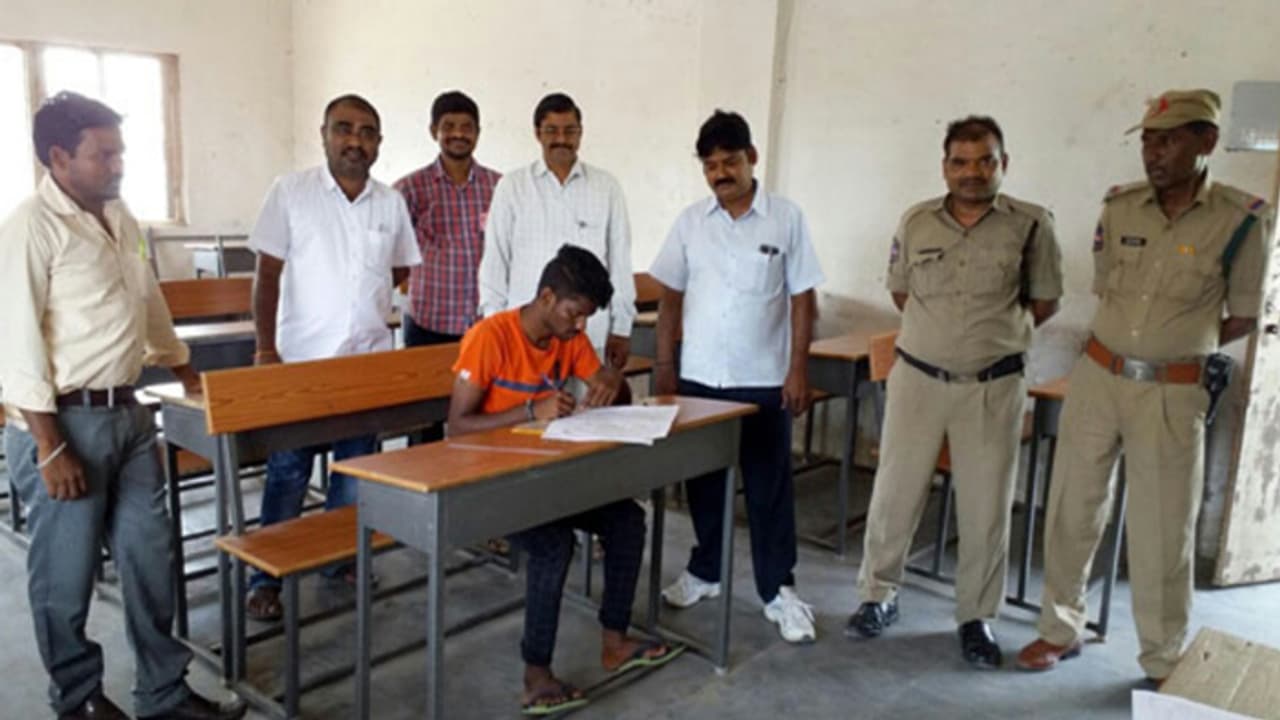 హుజూరాబాద్ లో ఒకే ఒక్కడు హుజూరాబాద్ లో ఒకే ఒక్కడు