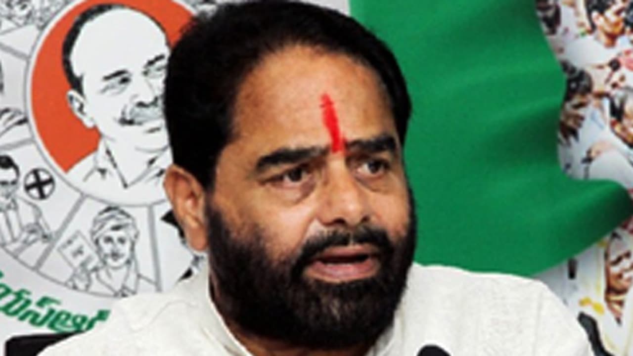 4 ఏళ్ళుగా ఐసీయూలోనే బాబు సర్కార్, త్వరలోనే మరణం: తమ్మినేని 4 ఏళ్ళుగా ఐసీయూలోనే బాబు సర్కార్, త్వరలోనే మరణం: తమ్మినేని