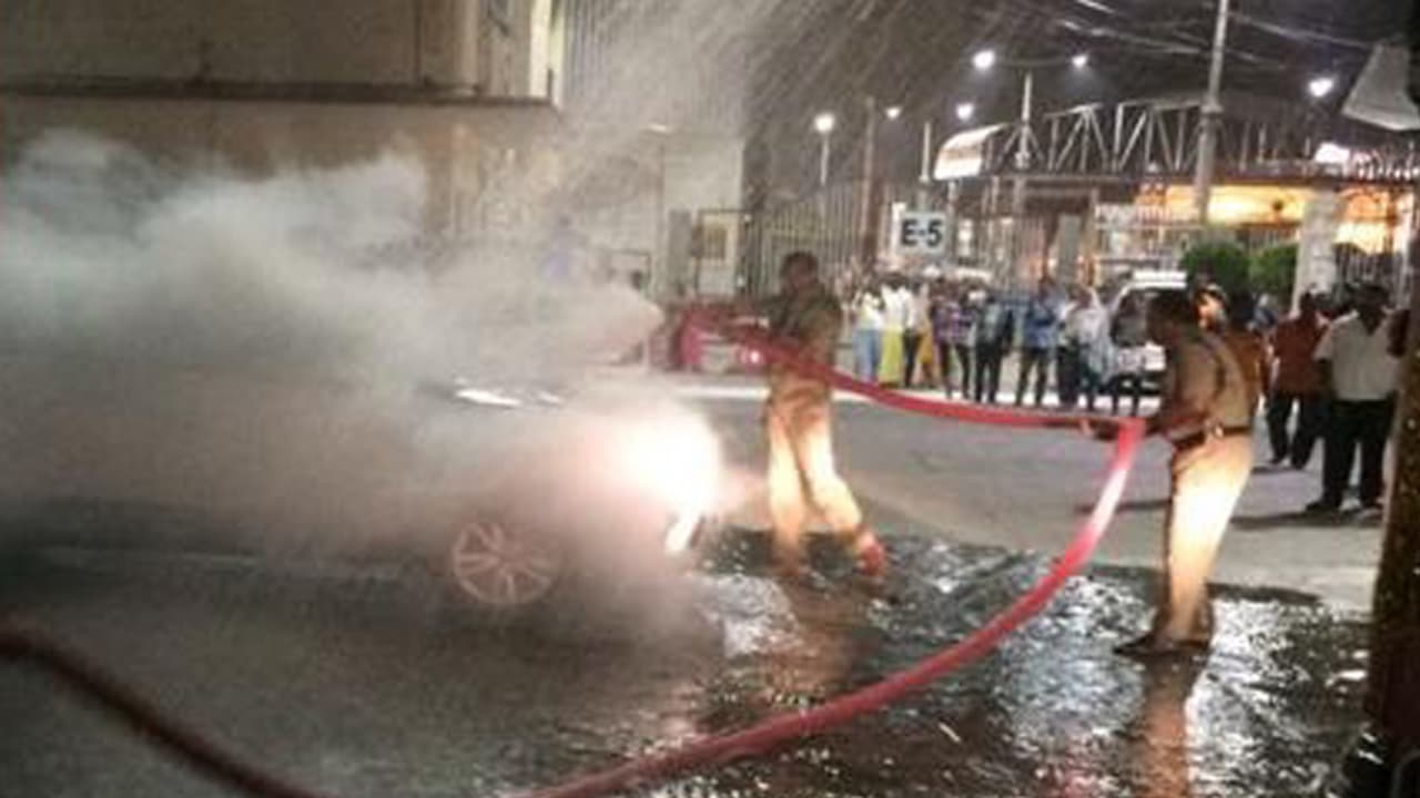 తిరుమలలో శ్రీవారి ఆలయం ముందు తప్పిన పెను ప్రమాదం తిరుమలలో శ్రీవారి ఆలయం ముందు తప్పిన పెను ప్రమాదం