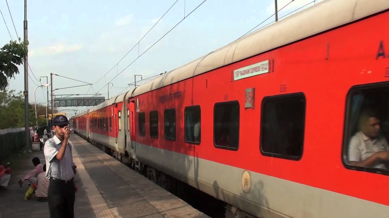 బోగీలనే కొట్టేశారు బోగీలనే కొట్టేశారు