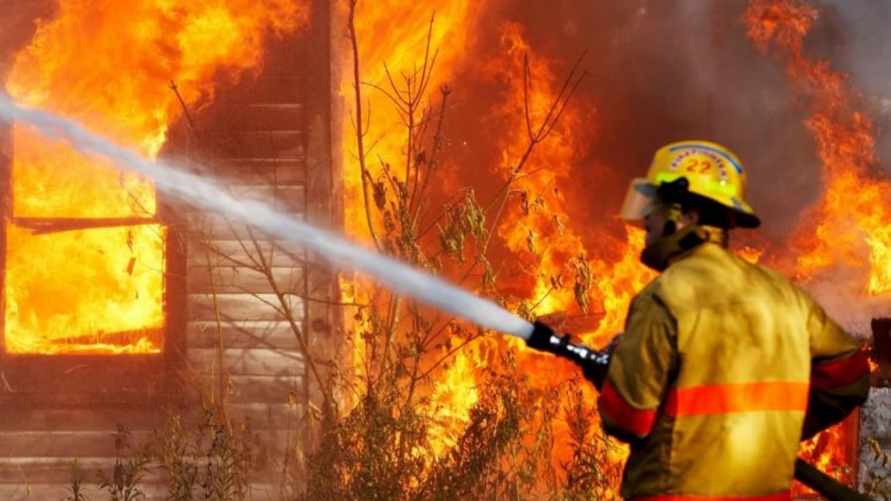 పత్తి గోడౌన్‌లో అగ్నిప్రమాదం: కోట్లాది నష్టం, తప్పిన ముప్పు