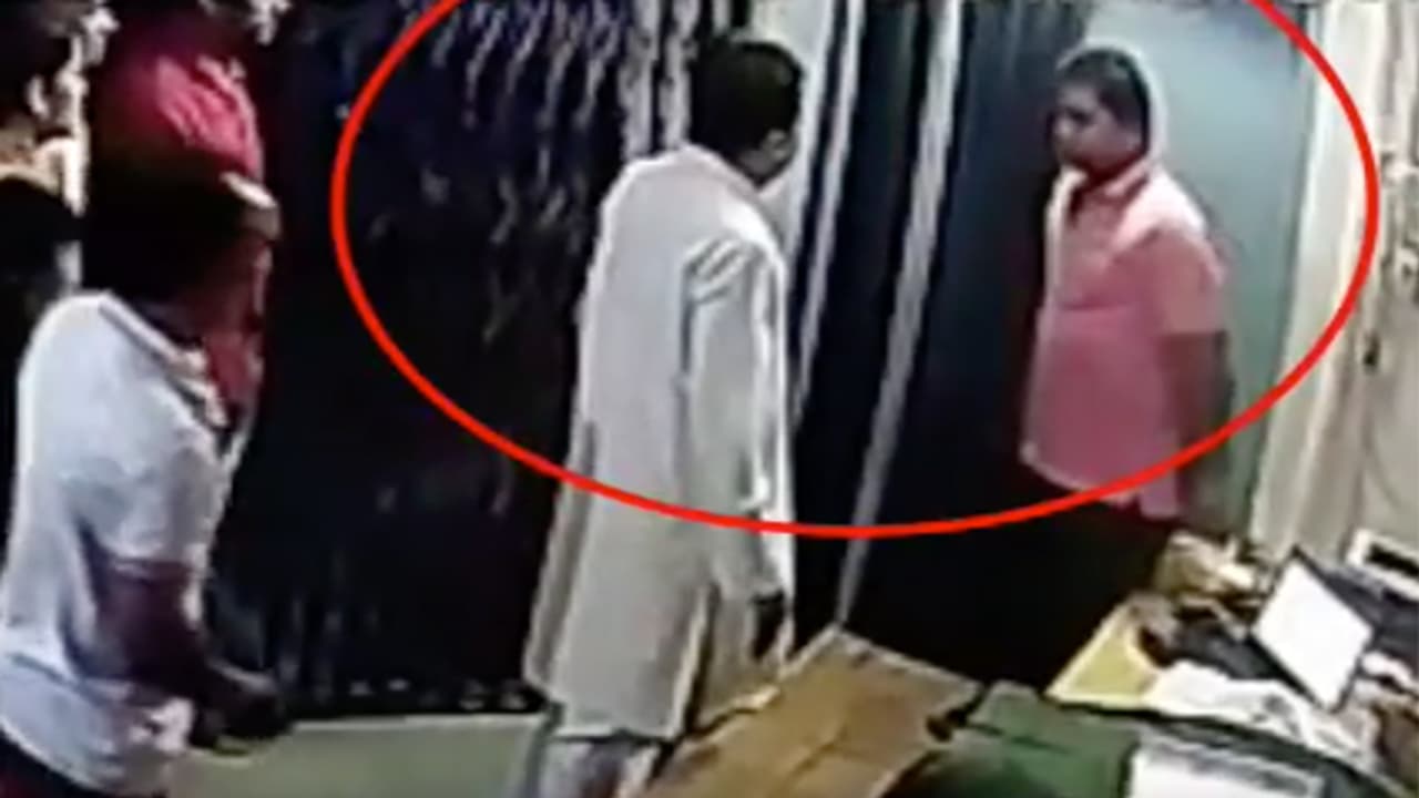 కానిస్టేబుల్పై బీజేపీ ఎమ్మెల్యే దాడి (వీడియో) కానిస్టేబుల్పై బీజేపీ ఎమ్మెల్యే దాడి (వీడియో)