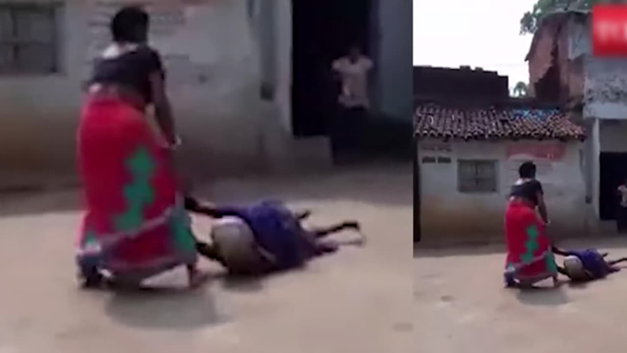 రోడ్డుపై అత్తను ఈడ్చుకెళ్లిన కోడలు... వైరల్ (వీడియో) రోడ్డుపై అత్తను ఈడ్చుకెళ్లిన కోడలు... వైరల్ (వీడియో)